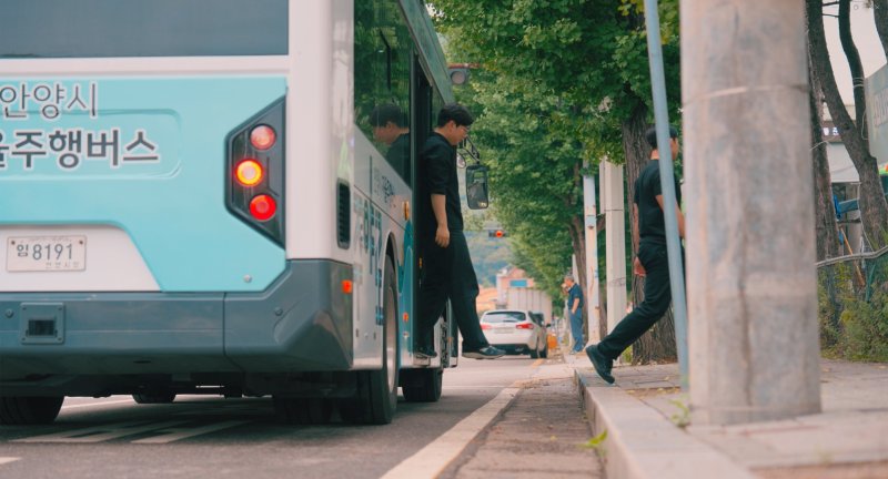 [안양=뉴시스] 안양시 자율주행 버스 '주야로'를 운영하는 가운데 이용 시민들이 정류장에서 하차하고 있다. (사진=안양시 제공).2025.10.23.photo@newsis.com