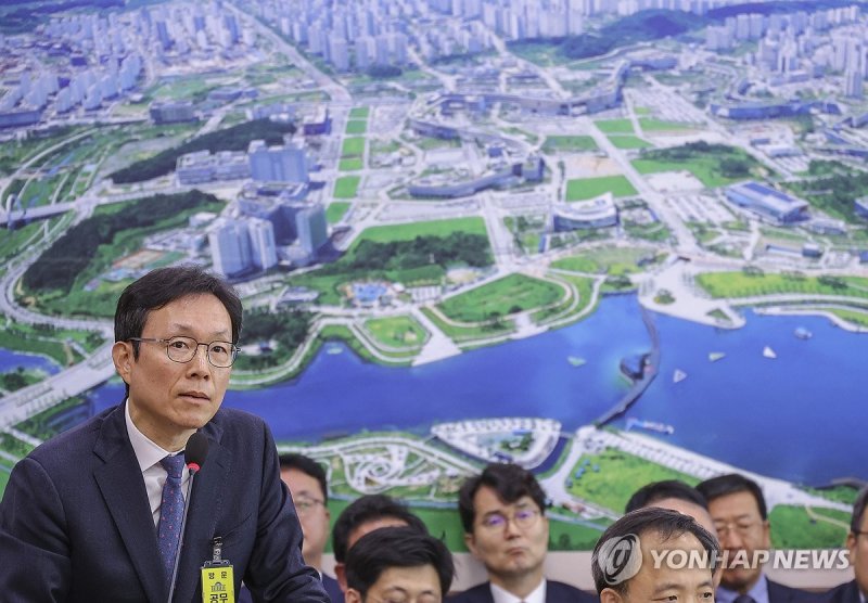 의원 질의에 답하는 김규철 국토부 주택토지 실장 (출처=연합뉴스)