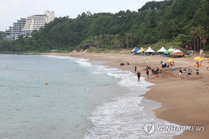 풍랑주의보에 입욕통제된 중문해수욕장 [자료사진] (출처=연합뉴스)