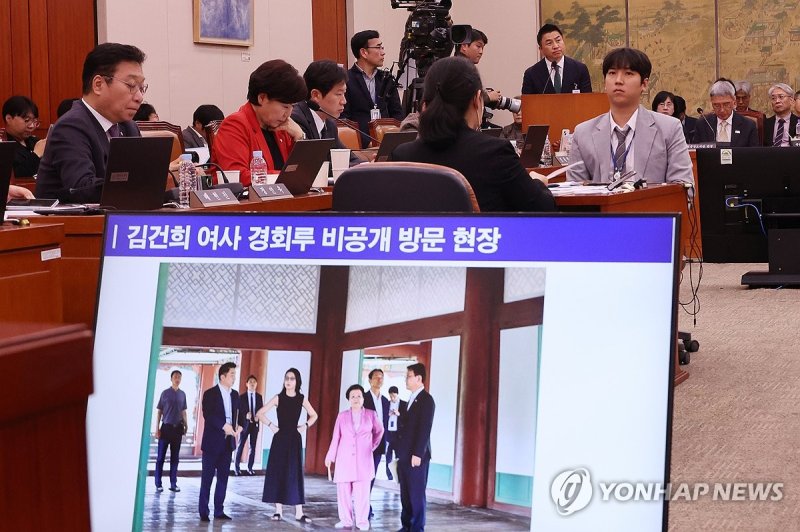 '김건희 근정전 어좌 착석' 의혹 답변하는 정용석 사장 (출처=연합뉴스)