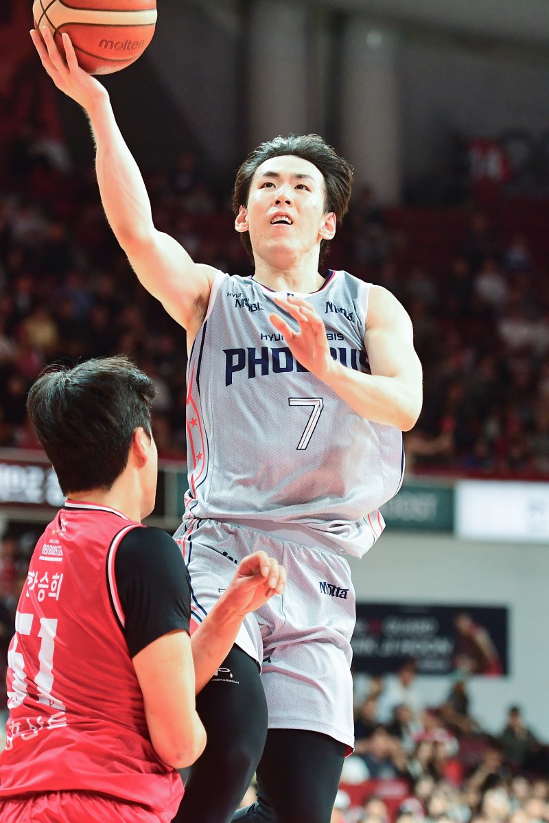 프로농구 현대모비스 서명진이 23일 삼성과 경기에서 레이업을 하고 있다.(KBL 제공)