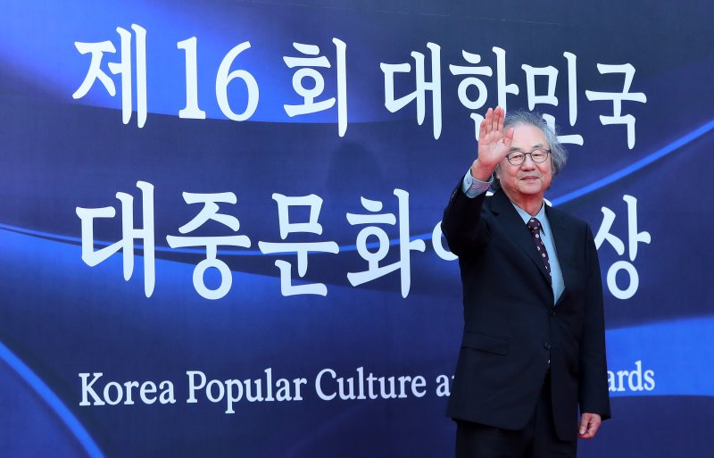 [서울=뉴시스] 김혜진 기자 = 배우 정동환이 23일 오후 서울 중구 국립극장에서 열린 제16회 대한민국 대중문화예술상에서 레드카펫을 밟고 있다. 2025.10.23. jini@newsis.com