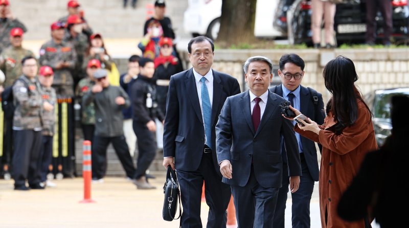 채상병 순직 및 수사 외압·은폐 의혹의 핵심 피의자인 이종섭 전 국방부 장관이 23일 오전 서초구 서울중앙지방법원에서 열린 구속 전 피의자 심문(영장실질심사)에 출석하고 있다. 2025.10.23/뉴스1 ⓒ News1 구윤성 기자