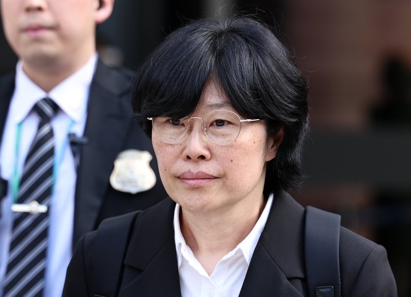 채상병 순직 및 수사 외압에 단계별로 관여한 유재은 전 국방부 법무관리관이 23일 오후 서초구 서울중앙지방법원에서 열린 구속 전 피의자 심문(영장실질심사)을 마치고 법원을 나서고 있다. 2025.10.23/뉴스1 ⓒ News1 구윤성 기자