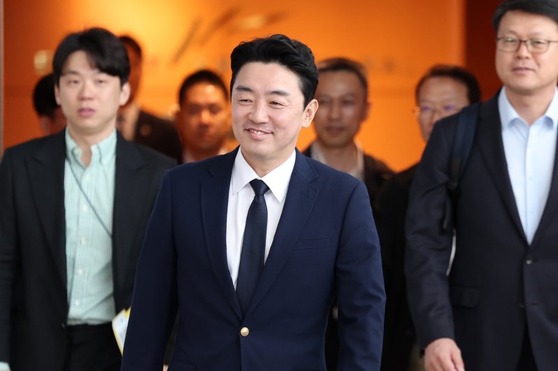 [인천공항=뉴시스] 조성우 기자 = 전략경제협력 특사로 임명된 강훈식 대통령 비서실장이 19일 오전 인천국제공항 제1터미널에서 독일로 출국하고 있다. 2025.10.19. xconfind@newsis.com