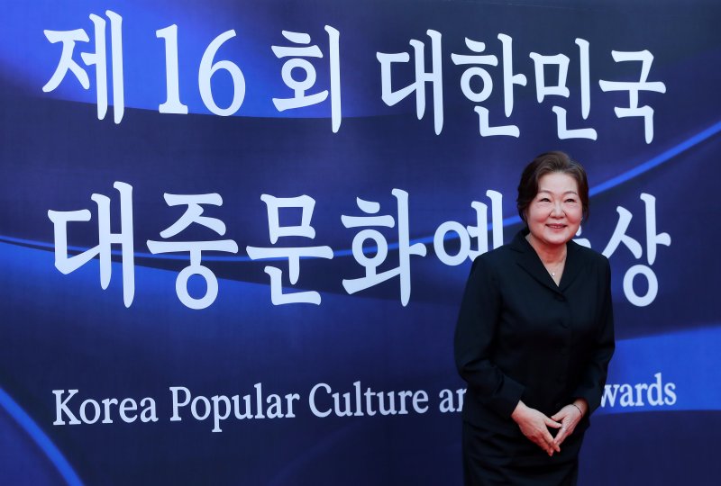 [서울=뉴시스] 김혜진 기자 = 배우 김해숙이 23일 오후 서울 중구 국립극장에서 열린 제16회 대한민국 대중문화예술상에서 레드카펫을 밟고 있다. 2025.10.23. jini@newsis.com