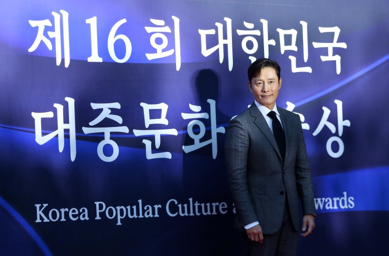 [서울=뉴시스] 김혜진 기자 = 배우 이병헌이 23일 오후 서울 중구 국립극장에서 열린 제16회 대한민국 대중문화예술상에서 레드카펫을 밟고 있다. 2025.10.23. jini@newsis.com