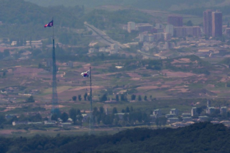 [파주=뉴시스] 정병혁 기자 = 국무회의에서 '9·19 남북군사합의' 전체 효력을 정지하는 방안을 심의했다. 한 총리는 "이러한 조치는 우리 법이 규정하는 절차에 따른 합법적인 것"이라며 효력 정지가 되면 "군사분계선 일대의 군사훈련이 가능해진다"고 말했다. 4일 경기 파주시 접경지역에서 바라본 남측 대성동 마을에 태극기와 북측 기정동에 인공기가 펄럭이고 있다. 2024.06.04. jhope@newsis.com