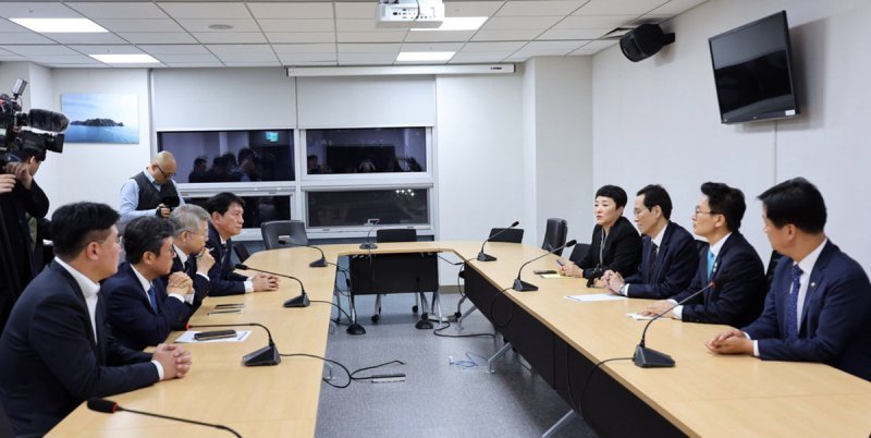 우상호 대통령실 정무수석, 광주 국회의원들과 긴급 간담회 (출처=연합뉴스)