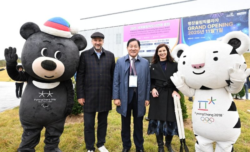 올해 세계올림픽도시연맹 총회가 지난 22일부터 오는 25까지 강원 평창에서 열리는 가운데, 심재국 평창군수와 그로고리 주노드 연맹회장을 비롯한 연맹 관계자들이 23일 평창올림픽플라자 일대에서 기념 사진을 촬영하고 있다. (평창군 제공. 재판매 및 DB금지) 2025.10.23/뉴스1 ⓒ News1 신관호 기자