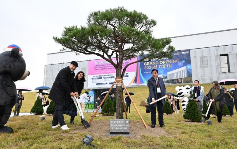 올해 세계올림픽도시연맹 총회가 지난 22일부터 오는 25까지 강원 평창에서 열리는 가운데, 심재국 평창군수와 그로고리 주노드 연맹회장이 23일 평창올림픽플라자 일대에서 총회 기념 나무를 심는 일정을 소화하는 모습. (평창군 제공. 재판매 및 DB금지) 2025.10.23/뉴스1 ⓒ News1 신관호 기자