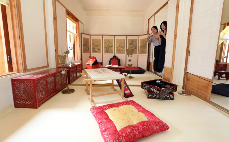 [서울=뉴시스] 최진석 기자 = 15일 경복궁 건청궁을 찾은 관람객들이 왕비의 공간인 공년합 정시합을 살펴보고 있다. 고종과 명성황후가 생활한 공간이자 명성황후가 일본군에 의해 무참히 시해된 을미사변이 일어난 장소인 경복궁 내 건청궁 내부 공간이 이날부터 오는 9월 18일까지 특별 개방된다. 2023.08.15. myjs@newsis.com