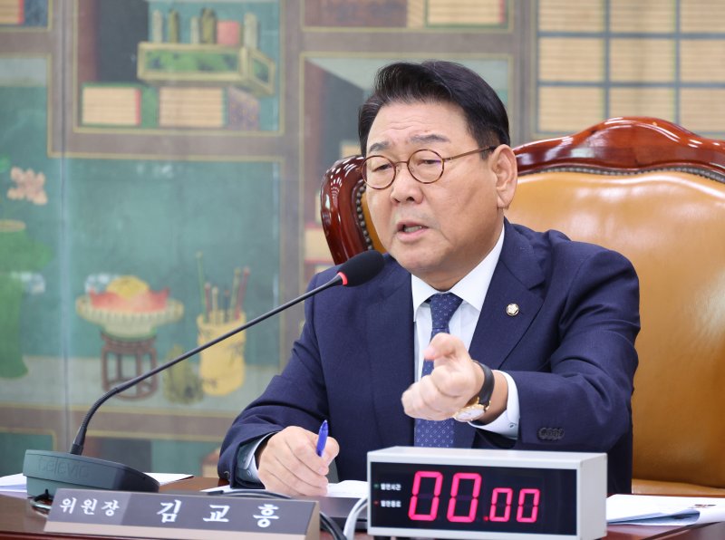 [서울=뉴시스] 김금보 기자 = 김교흥 국회 문화체육관광위원회 위원장이 23일 오후 서울 여의도 국회에서 열린 문화체육관광위원회 국정감사에서 발언을 하고 있다. 2025.10.23. kgb@newsis.com