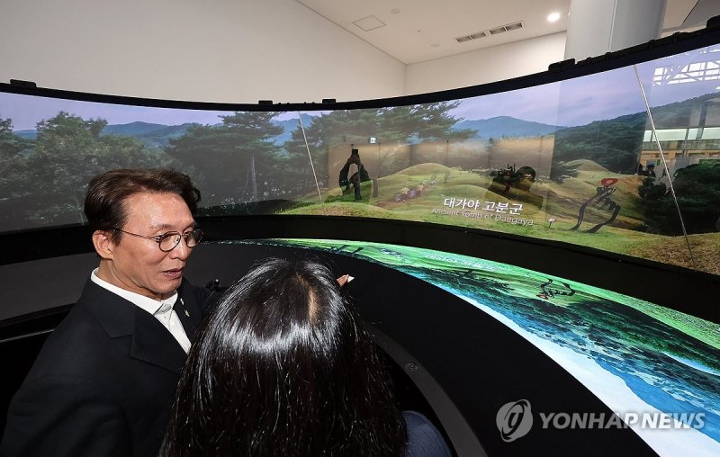 APEC 정상회의 경제 전시장, '첨단산업비전라운지' 둘러보는 김 총리 (출처=연합뉴스)