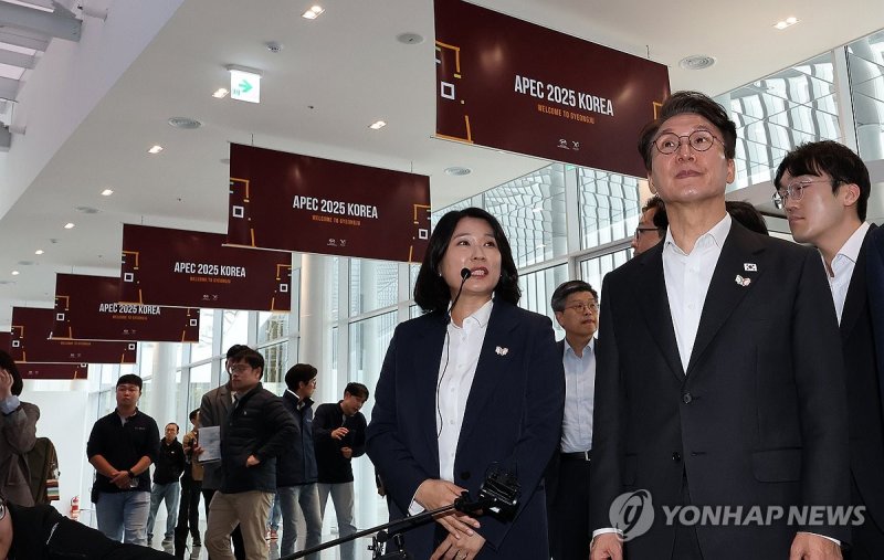 APEC 정상회의 경제 전시장 점검하는 김민석 총리 (출처=연합뉴스)