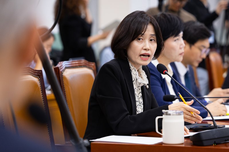 박은정 조국혁신당 의원이 13일 서울 여의도 국회에서 열린 법제사법위원회의 대법원 등에 대한 국정감사에서 질의하고 있다. 2025.10.13/뉴스1 ⓒ News1 유승관 기자