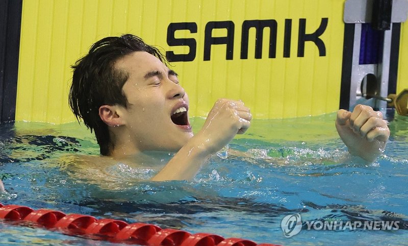 환호하는 황선우 (출처=연합뉴스)