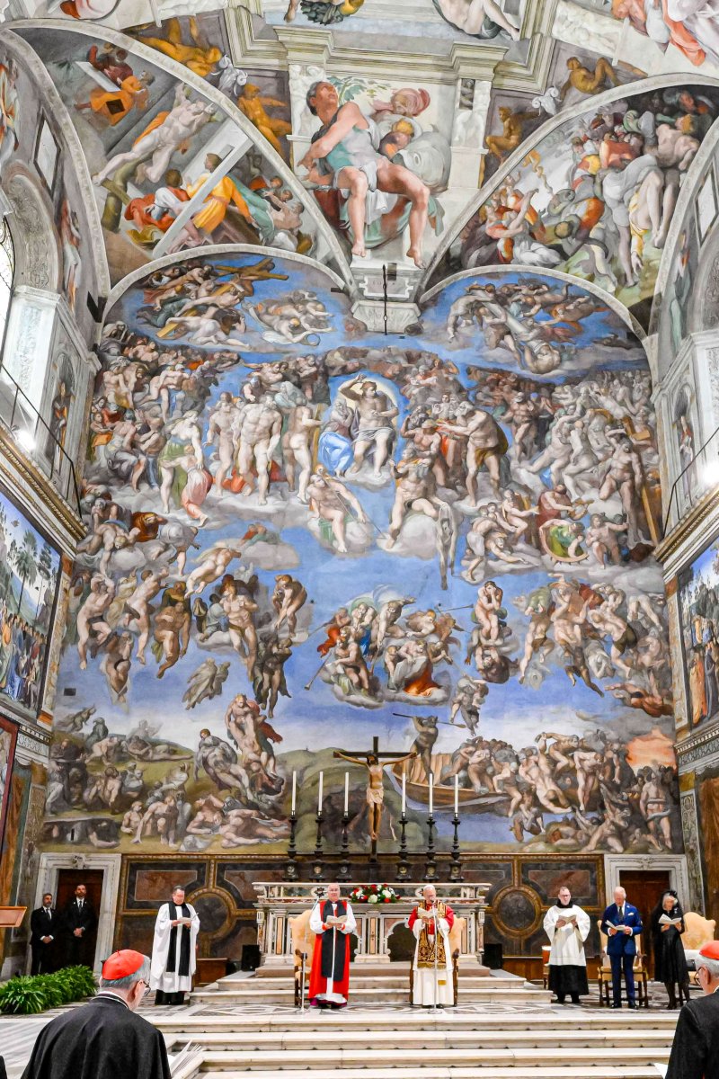 [바티칸=AP/뉴시스] 23일 로마 바티칸 교황청에서 미켈란젤로의 '최후의 심판'이 천장에 그려진 시스티나 대성당에서 찰스 3세 영국 국왕과 레오 14세 교황이 양측 결별 약 500년만에 처음으로 공동 예배를 갖고 있다. 2025.10.23.