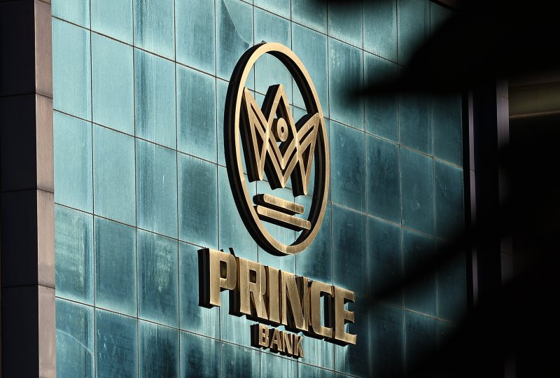 17일(현지시간) 캄보디아 온라인스캠범죄단지인 '태자단지' 운영 등 조직적 범죄의 배후로 알려진 프린스그룹에서 운영하는 프린스 은행의 모습. 프린스그룹은 캄보디아에서 온라인 금융 사기와 인신매매, 불법감금 및 고문 등을 주도한 혐의로 미국·영국의 제재를 받기도 했다. 2025.10.17/뉴스1 ⓒ News1 김도우 기자