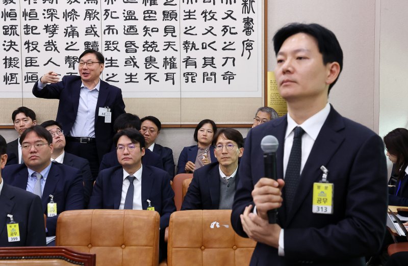 [서울=뉴시스] 김명년 기자 = 이화영 전 경기도 평화부지사가 23일 오전 서울 여의도 국회 법제사법위원회에서 열린 서울고등검찰청-서울중앙지방검찰청 등에 대한 국정감사에서 자신의 대북 송금 사건을 수사했던 박상용 법무연수원 교수 질의 도중 발언권을 요청하고 있다. 2025.10.23. kmn@newsis.com