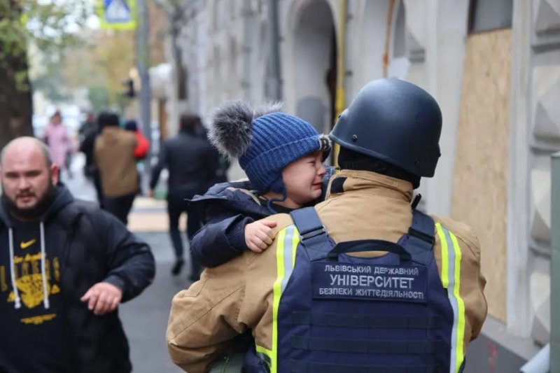 [뉴시스]약 50명의 어린이가 지하 대피소로 옮겨졌다.(사진=뉴욕포스트)2025.10.22.