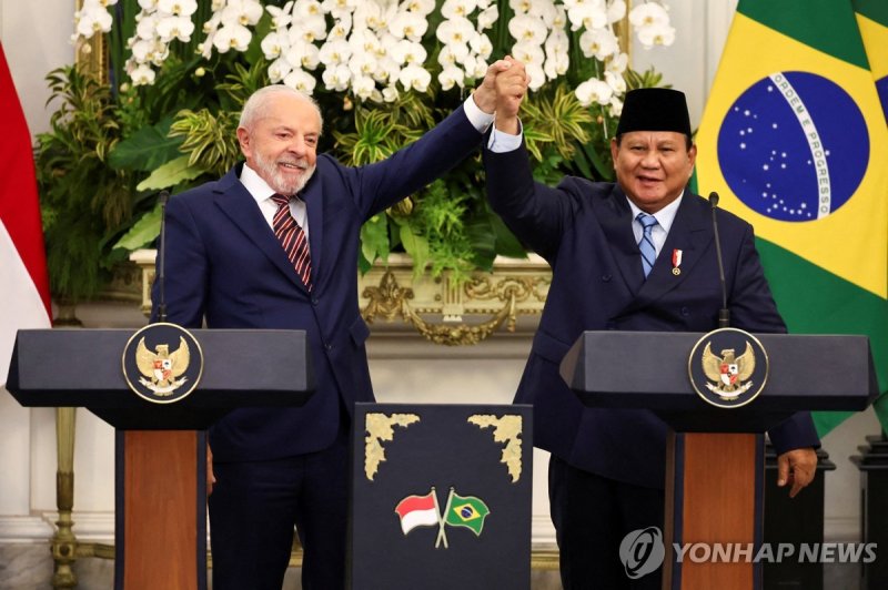 23일(현지시간) 손 맞잡은 브라질(왼쪽)-인도네시아 정상 (출처=연합뉴스)