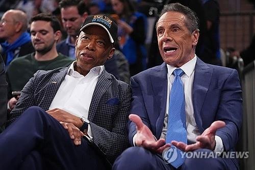 NBA 농구 경기 관람하는 애덤스 뉴욕시장(왼쪽)과 쿠오모 후보 (출처=연합뉴스)