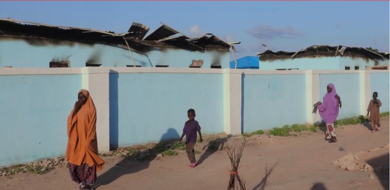 [다룰자말(나이지리아)=AP/뉴시스] 나이지리아 다룰 자말에서 지난달 6일 주민들이 보코하람의 공격으로 불에 탄 집 주위를 지나고 있다. 2025.10.24 *재판매 및 DB 금지