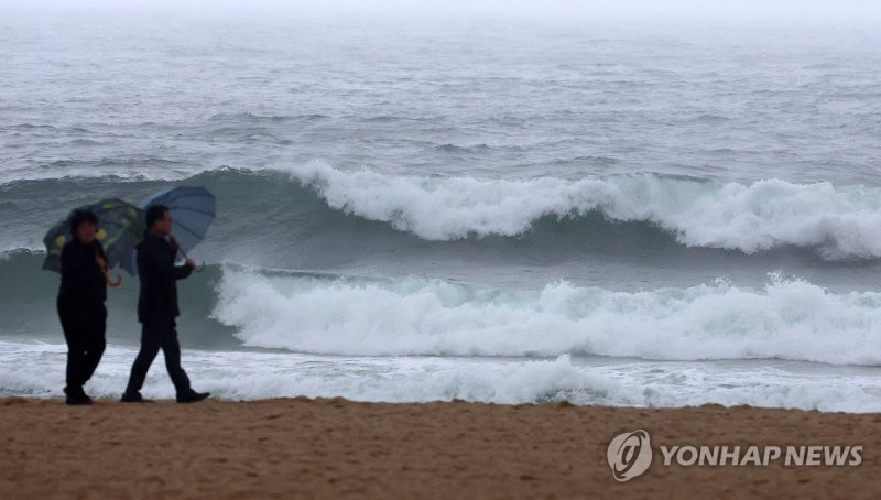 비 오고 파도치는 어두컴컴한 오후 (출처=연합뉴스)