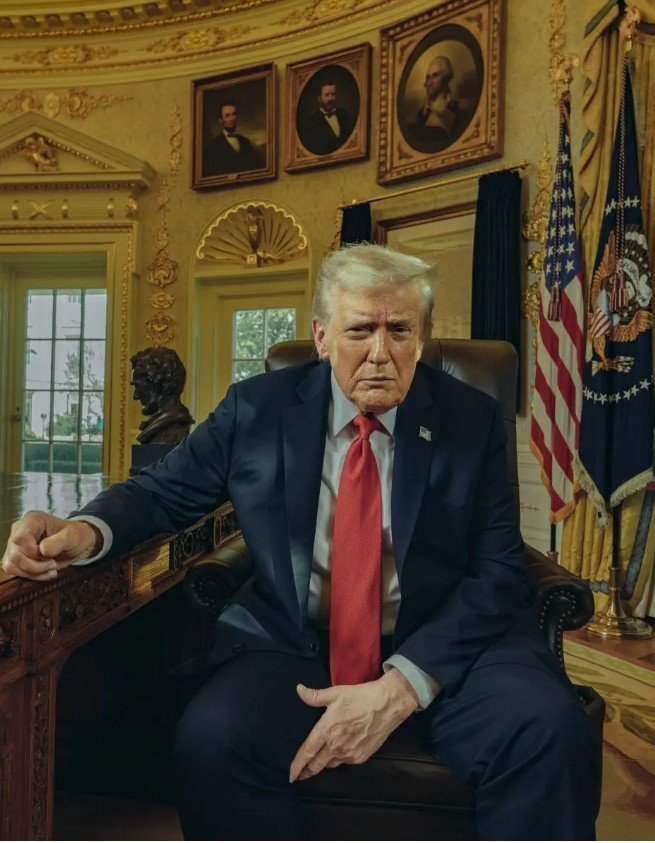 [서울=뉴시스] 미국 시사주간 타임지는 23일 도널드 트럼프 대통령과 15일 가진 전화 인터뷰를 실었다. 트럼프 대통령이 집무실 오벌 오피스의 ‘결단의 책상’ 옆으로 돌아 앉아있는 모습을 인터뷰 사진으로 실었다.(출처: 시사주간 타임 홈페이지) 2025.10.24. *재판매 및 DB 금지