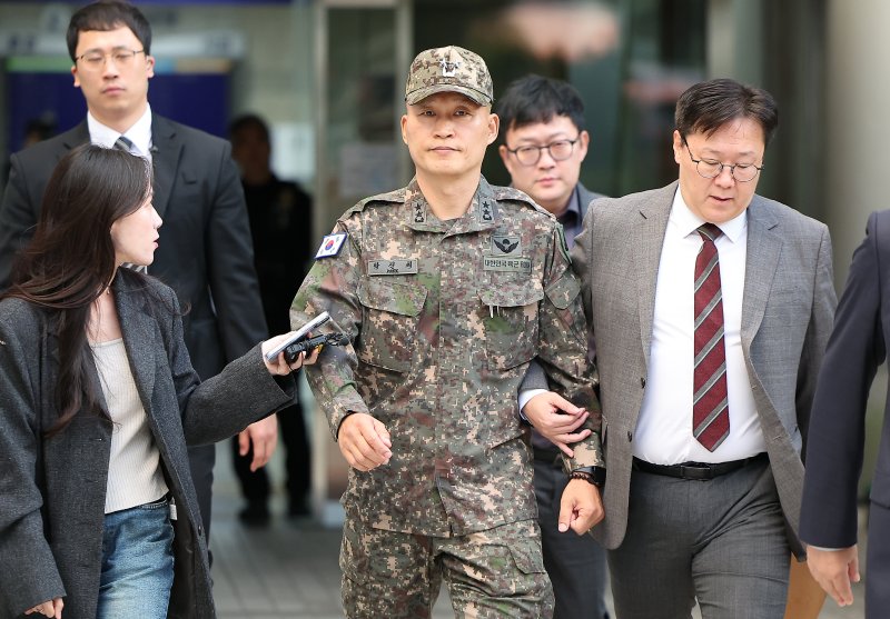 채상병 순직 및 수사 외압·은폐 의혹의 핵심 피의자인 박진희 전 국방부 군사보좌관이 23일 오후 서초구 서울중앙지방법원에서 열린 구속 전 피의자 심문(영장실질심사)을 마친 뒤 법원을 나서고 있다. 2025.10.23/뉴스1 ⓒ News1 김진환 기자