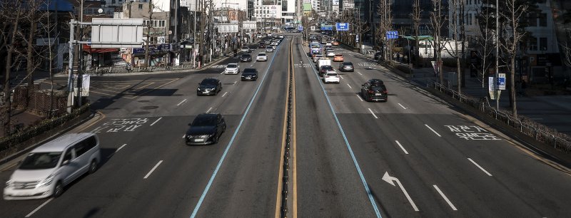 [서울=뉴시스] 정병혁 기자 = 17일 서울 서대문구 충정로를 차량들이 달리고 있다. 올해 국내 신차 등록 대수가 11년 만에 가장 적을 것으로 전망된다. 올해 1∼11월 국내 신차 등록 대수는 총 149만8331대로, 전년 동기(159만6004대) 대비 6.1% 감소했다. 현재 추세라면 연말에는 신차 누적 등록 대수가 164만 대에 못 미칠 것으로 예상된다. 고금리와 전기차의 일시적인 수요 감소가 영향을 미쳤고, 경유차와 같은 내연기관차를 찾는 소비자가 줄어든 것이 주요 원인으로 분석된다. 2024.12.17. jhope@news