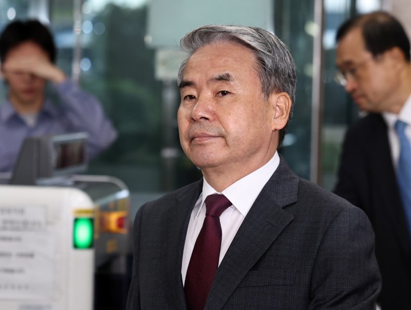 채상병 순직 및 수사 외압·은폐 의혹의 핵심 피의자인 이종섭 전 국방부 장관이 23일 오전 서초구 서울중앙지방법원에서 열린 구속 전 피의자 심문(영장실질심사)에 출석하고 있다. 2025.10.23/뉴스1 ⓒ News1 구윤성 기자