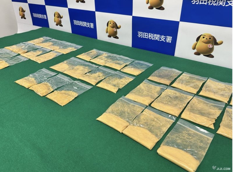 [서울=뉴시스]일본 여성 3명이 속옷에 숨겨 밀반입 하려던 금 모래(금가루와 비슷한 입자 형태). (사진출처: 지지통신 캡처) 2025.10.23.