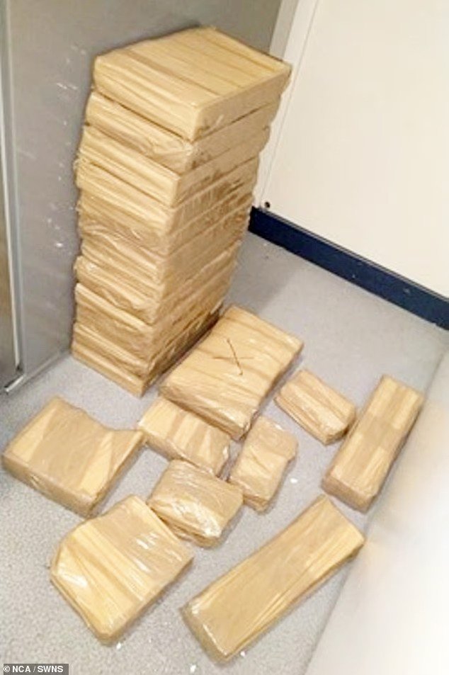 [뉴시스]조직은 마약과 현금을 비밀 공간이 있는 차량에 숨긴 채 전국으로 운반한 것으로 알려졌다.(사진=데일리메일)2025.10.22.