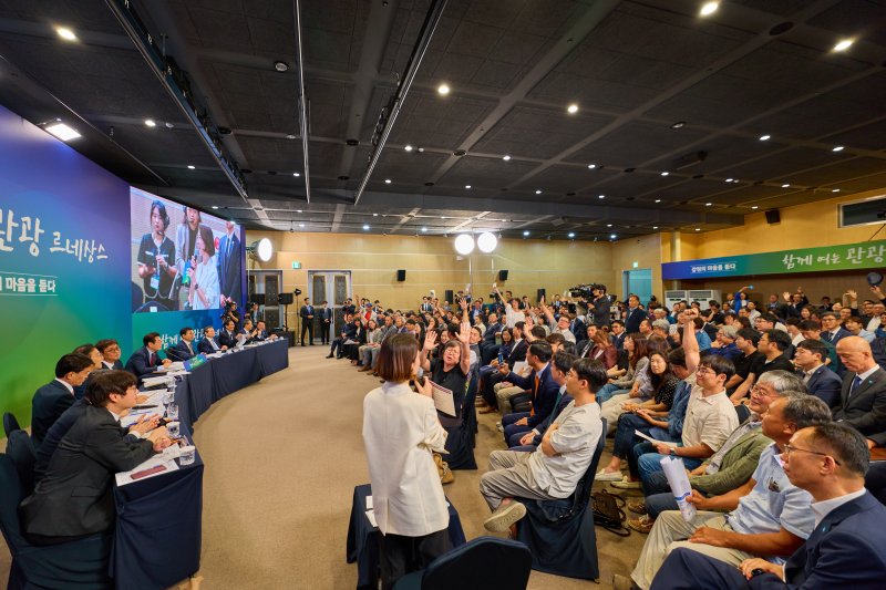 이재명 대통령이 지난 12일 강원 춘천시 강원창작개발센터에서 열린 '강원의 마음을 듣다' 타운홀 미팅에서 참석자들의 질문을 받고 있다. (이재명 대통령 SNS. 재판매 및 DB 금지) 2025.9.13/뉴스1 ⓒ News1 이재명 기자