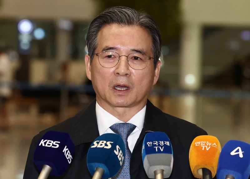 한미 관세협상 추가 논의를 마치고 미국에서 돌아온 김용범 대통령실 정책실장이 24일 새벽 인천공항 2터미널을 통해 귀국하며 취재진 질의에 답변하고 있다. 2025.10.24/뉴스1 ⓒ News1 김민지 기자