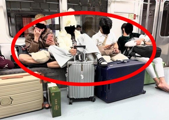 5호선이 본인 집인줄... 민폐 여행객 사진 논란