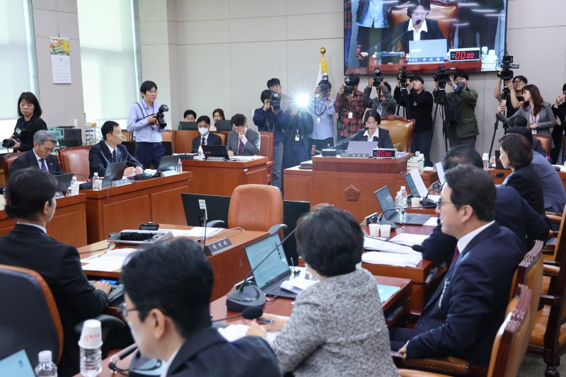 추미애 위원장이 지난 21일 서울 여의도 국회에서 열린 법제사법위원회 대전고법 등에 대한 국정감사에서 오창훈 제주지법 부장판사 등에 대한 동행명령장 발부를 의결하고 있다. 2025.10.21/뉴스1 ⓒ News1 신웅수 기자