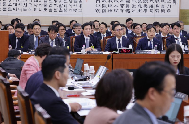 정진우 서울중앙지검장이 23일 서울 여의도 국회 법제사법위원회에서 열린 서울고등검찰청·서울중앙지방검찰청 등에 대한 국정감사에서 의원 질의에 답변하고 있다. 2025.10.23/뉴스1 ⓒ News1 신웅수 기자