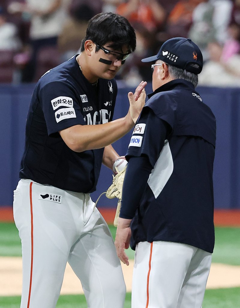 김경문 한화 이글스 감독(오른쪽)과 김서현. 2025.7.4/뉴스1 ⓒ News1 김진환 기자