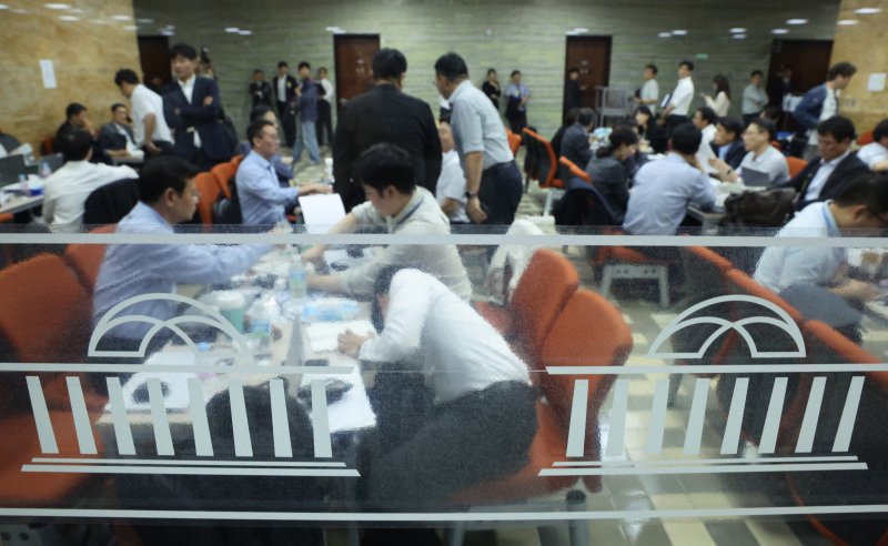 16일 서울 여의도 국회 과학기술정보방송통신위원회에서 열린 원자력안전위원회 등에 대한 국정감사가 비공개로 전환되자 피감기관 직원들이 복도에서 대기하고 있다. 2025.10.16/뉴스1 ⓒ News1 신웅수 기자