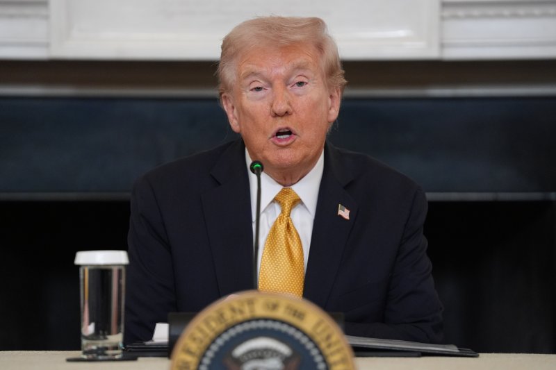 [워싱턴=AP/뉴시스]도널드 트럼프 미국 대통령이 23일(현지 시간) 백악관에서 범죄 카르텔 대응 관련 회의를 주재하며 발언하고 있다. 2025.10.24.