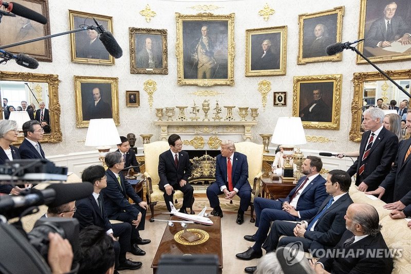 백악관에서 대화하는 한미 정상 (출처=연합뉴스)