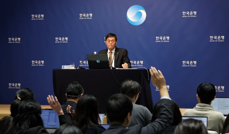 [서울=뉴시스] 사진공동취재단 = 이창용 한국은행 총재가 23일 서울 중구 한국은행에서 열린 금융통화위원회 금리 결정에 대한 기자간담회에서 질문을 듣고 있다. 2025.10.23. photo@newsis.com