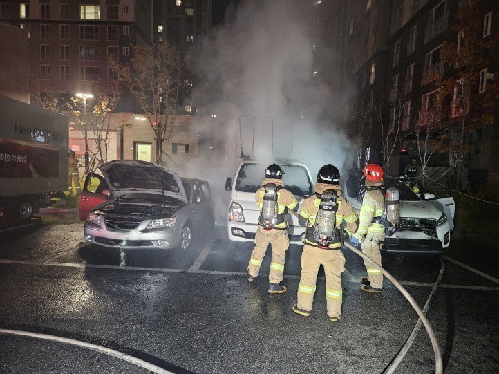 아산시 용화동 한 아파트 지상 주차장 화재 현장.(아산소방서 제공. 재판매 및 DB금지)/뉴스1