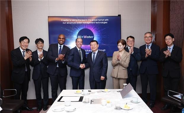 윤석대 한국수자원공사 사장(왼쪽에서 5번째)이 23일 ChatGPT 개발사 OpenAI의 크리스 리헤인 글로벌 대외협력 최고책임자(Chris Lehane, 왼쪽에서 4번째)와 AI 기반 물관리 혁신을 위한 협력을 논의했다.(한국수자원공사 제공.재판매 및 DB금지)/뉴스1