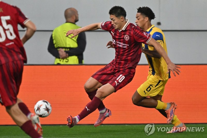 공 지키는 조규성 (출처=연합뉴스)