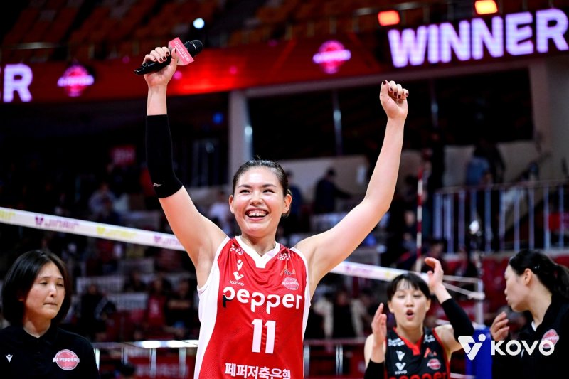 승리에 기뻐하는 페퍼저축은행의 시마무라(중앙) (출처=연합뉴스)