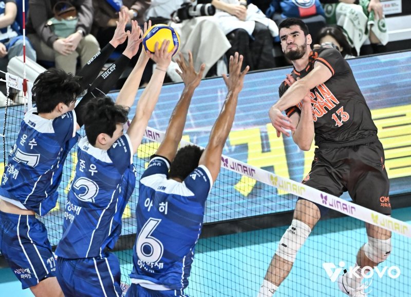 스파이크하는 OK저축은행의 디미트로프(오른쪽) (출처=연합뉴스)